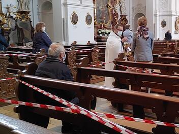 Kommunion hinter Absperrband: Trotzdem überwiegt am Sonntag in der Basilika Göweinstein die Freude, wieder gemeinsam Gottesdienst feiern zu können. Foto: Thomas Weichert