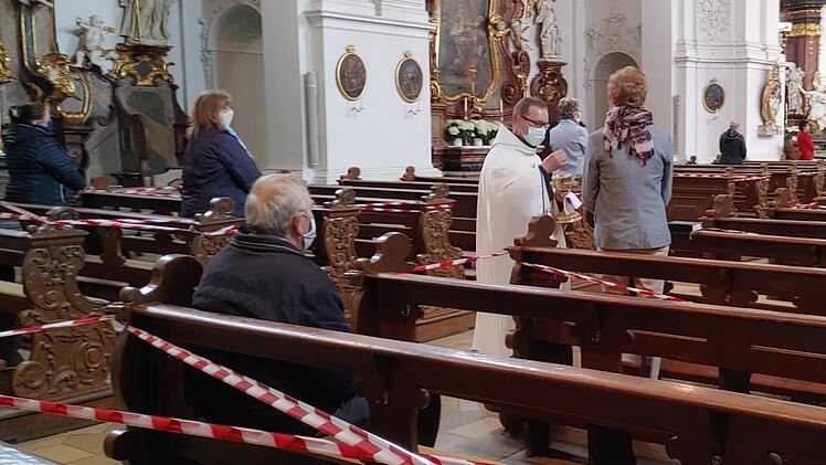 Kommunion hinter Absperrband: Trotzdem überwiegt am Sonntag in der Basilika Göweinstein die Freude, wieder gemeinsam Gottesdienst feiern zu können. Foto: Thomas Weichert