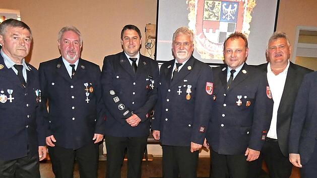 Kreisbrandinspektor Fritz Weinlein, Ehrenvorstand Hans Spiller, Reinhard Fischer, Vorsitzender Manuel Gumtow, Klaus Weigl, Kommandant Daniel Kohl, B&uuml;rgermeister Gerhard Schneider und stellvertretender Landrat J&ouml;rg Kunstmann (von links)
