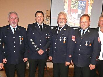 Kreisbrandinspektor Fritz Weinlein, Ehrenvorstand Hans Spiller, Reinhard Fischer, Vorsitzender Manuel Gumtow, Klaus Weigl, Kommandant Daniel Kohl, Bürgermeister Gerhard Schneider und stellvertretender Landrat Jörg Kunstmann (von links)