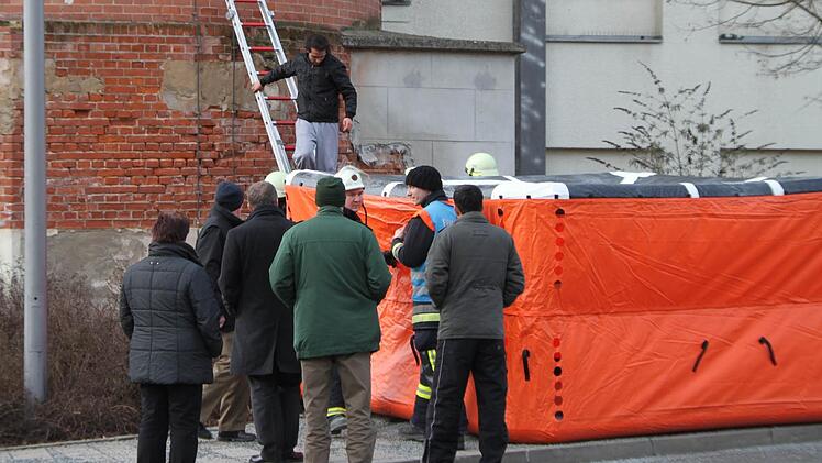 Aufatmen: Der Asylbewerber ist unversehrt unten angekommen.