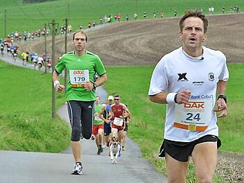 Lagen schon nach einem Kilometer vorn: Alexander Finsel (Sieger Rundschau-Cup, rechts) und Enrico Kuhn (Sieger Hauptlauf). Fotos: Karl Heinz Weber