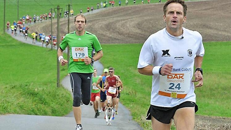 Lagen schon nach einem Kilometer vorn: Alexander Finsel (Sieger Rundschau-Cup, rechts) und Enrico Kuhn (Sieger Hauptlauf). Fotos: Karl Heinz Weber
