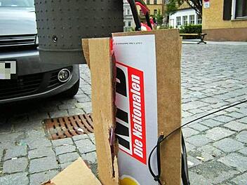 Zerstörtes NPD-Plakat. Foto: Archiv