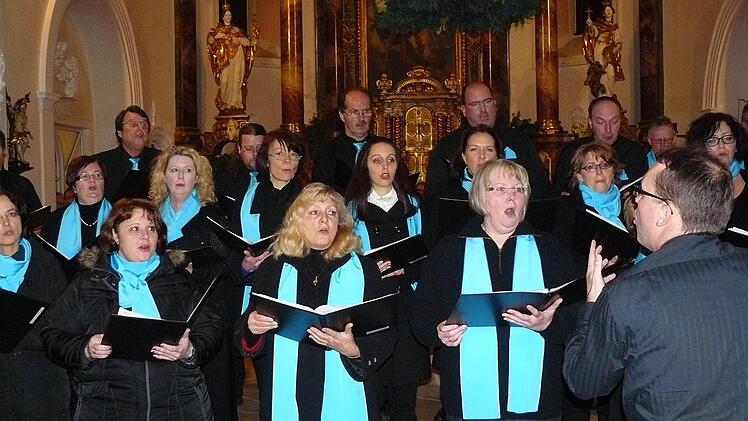 Der Chor "Akustica" um Jörg Schmidt. Foto: Klaus-Peter Wulf