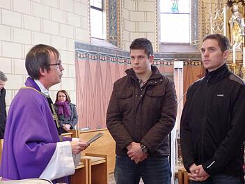 Pfarrer Hans-Michael Dinkel überreichte eine Spende von 1947 Euro an die Brüder Dominik und Tobias Fiedler. Das Geld ist für den Wiederaufbau einer Kirche in Brasilien gedacht. Foto: Gerd Fleischmann