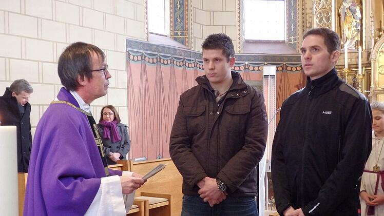 Pfarrer Hans-Michael Dinkel überreichte eine Spende von 1947 Euro an die Brüder Dominik und Tobias Fiedler. Das Geld ist für den Wiederaufbau einer Kirche in Brasilien gedacht. Foto: Gerd Fleischmann