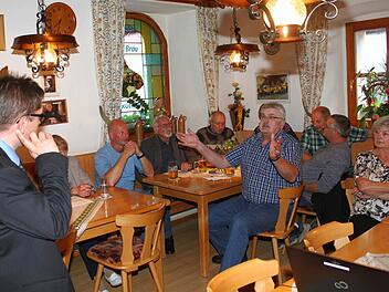 Redaktionsleiter Alexander Müller (links) und Karl-Heinz Krüger diskutierten im Gasthaus Hereth über die Berichterstattung in der Bayerischen Rundschau. Foto: Jürgen Gärtner