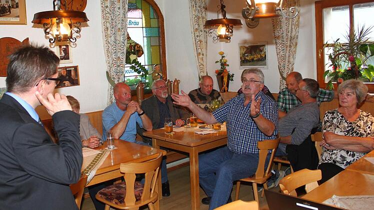 Redaktionsleiter Alexander Müller (links) und Karl-Heinz Krüger diskutierten im Gasthaus Hereth über die Berichterstattung in der Bayerischen Rundschau. Foto: Jürgen Gärtner