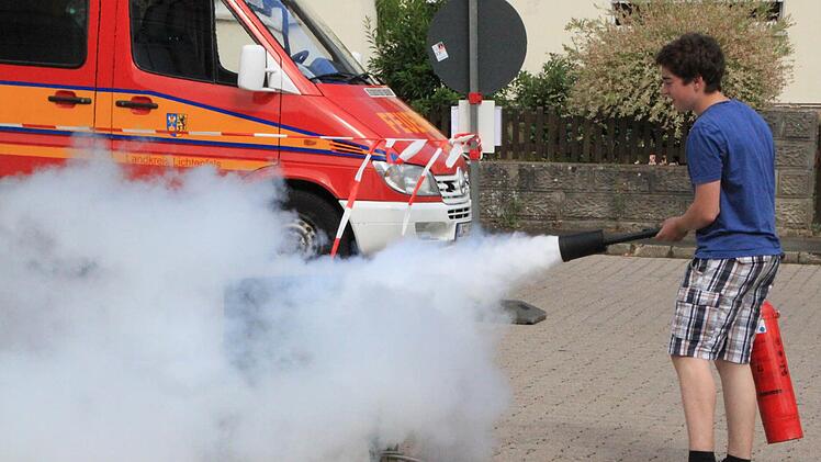 Die Schüler durften selbst ausprobieren, wie man mit einem Feuerlöscher den Flammen zu Leibe rückt. Foto: Matthias Einwag