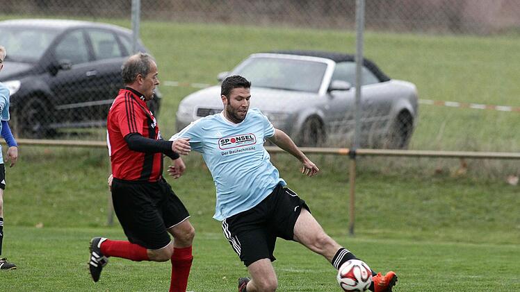 Der Giecher Christian Vogt (r.) geht zum Ball; links Wolfgang Hoh