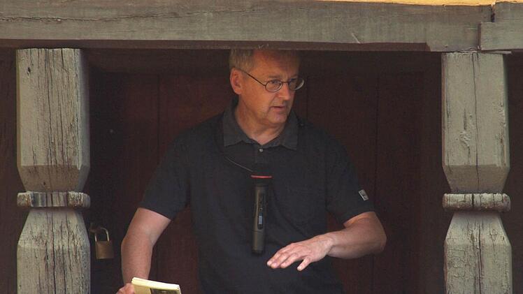 Helmut Haberkamm las 2013 auf Einladung der Bücherei im Adelsdorfer Schloss.