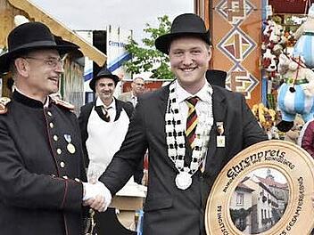 Bürgerwehrhauptmann Manfred Barfuß gratulierte dem jungen Schützenkönig Florian Schmidt (rechts).