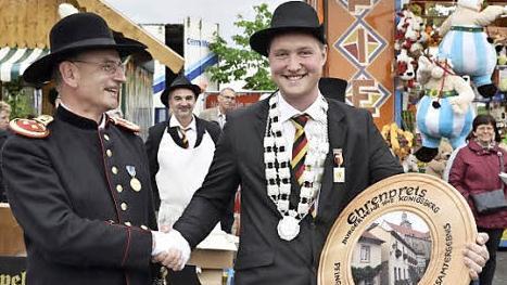 Bürgerwehrhauptmann Manfred Barfuß gratulierte dem jungen Schützenkönig Florian Schmidt (rechts).