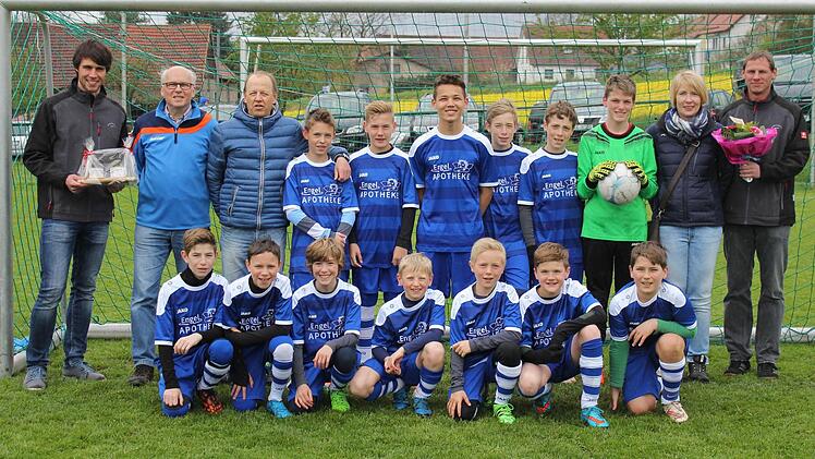 Freude über den Aufstieg in die Bezirksoberliga (hinten, von links): Tobias Brust (Vorsitzender), Anton Heilmann, Gerald Betz (beide Trainer), Nicholas Heilmann, Finley Kellermann, Hussein Akbari, Lukas Greinwald, Leon Greinwald, Luis Heim, Anja Greinwald (Sponsor), Olli Graup (Jugendleiter); vorne, von links; Henrik Wagenmann, Elias Pump, Elias Schneider, Samuel Betz, Felix Vogel, Freddy Reith, Elias Wehner. Foto: SV Obererthal