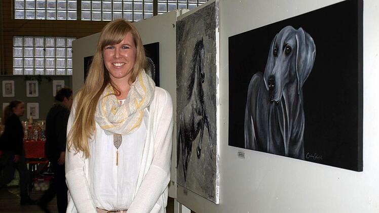 Auch die Künstlerin Carina Scherbel stellte mit aus. Foto: Susanne Deuerling