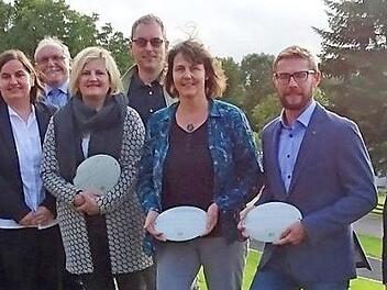 Der Sanierungspreis 2017 wurde verliehen für besonders gelungene Sanierungen. Das Bild zeigt von links: Innenentwicklungsberaterin und Allianzmanagerin Michaela Schleiffer, Bischofheims Bürgermeister Georg Seiffert, Sandbergs Bürgermeisterin Sonja Reubelt, Schönaus Bürgermeister Rudi Zehe, Barbara und Jürgen Geis, Monika Rössler und Thomas Rott sowie die Vorsitzende der Kreuzbergallianz, Oberelsbachs Bürgermeisterin Birgit Erb.  Foto: Marion Eckert