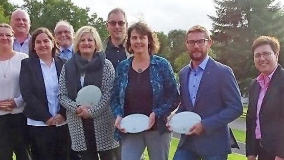 Der Sanierungspreis 2017 wurde verliehen für besonders gelungene Sanierungen. Das Bild zeigt von links: Innenentwicklungsberaterin und Allianzmanagerin Michaela Schleiffer, Bischofheims Bürgermeister Georg Seiffert, Sandbergs Bürgermeisterin Sonja Reubelt, Schönaus Bürgermeister Rudi Zehe, Barbara und Jürgen Geis, Monika Rössler und Thomas Rott sowie die Vorsitzende der Kreuzbergallianz, Oberelsbachs Bürgermeisterin Birgit Erb.  Foto: Marion Eckert