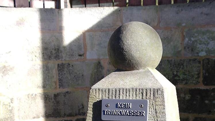 "Kein offizielles Trinkwasser", aber auch weiterhin wie gewohnt genießbar ist das Kothener Sauerbrunnen-Wasser. Foto: Stephanie Elm