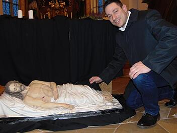 Die Grablege wurde  auf dem Dachbodenentdeckt.  Mesner Michael Ihle holte  alle Schätze   wieder in die Kirche. Petra Malbrich