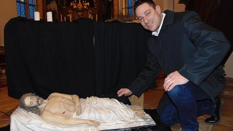 Die Grablege wurde  auf dem Dachbodenentdeckt.  Mesner Michael Ihle holte  alle Schätze   wieder in die Kirche. Petra Malbrich