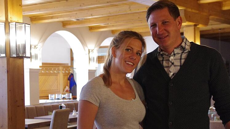 Das Pächter-Ehepaar von "Wagners Hotel", Caroline und Christoph Wagner, hat schon mit der Umgestaltung des 188-Betten-Hauses begonnen. Auch der Restaurant-Bereich (im Hintergrund) wurde neu eingerichtet. Foto: Marco Meißner