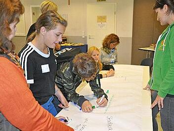 Die Jugendlichen bringen ihre Ideen ein.  Foto: Stefanie Schmitt