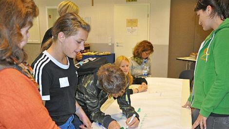 Die Jugendlichen bringen ihre Ideen ein.  Foto: Stefanie Schmitt