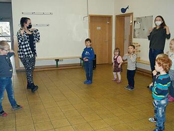 Morgensport als Ritual: Mit den Erzieherinnen Alexandra Schütz und Ann-Kathrin Kogelberg tanzen Kinder einer Notgruppe der Kreuzberg-Kindertagesstätte Altenkunstadt zum "Körperteilblues". Fotos: Corinna Tübel