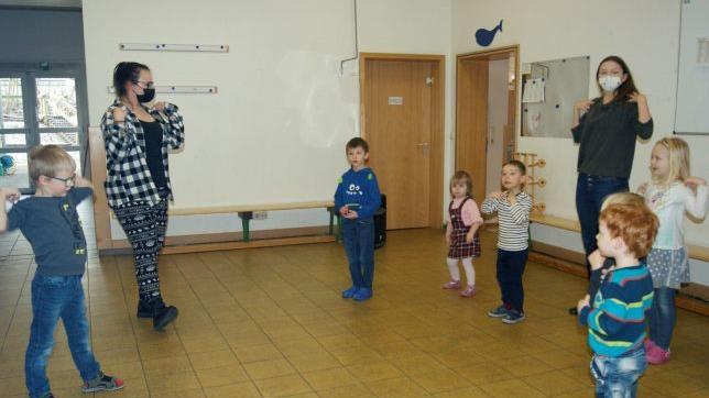 Morgensport als Ritual: Mit den Erzieherinnen Alexandra Schütz und Ann-Kathrin Kogelberg tanzen Kinder einer Notgruppe der Kreuzberg-Kindertagesstätte Altenkunstadt zum "Körperteilblues". Fotos: Corinna Tübel