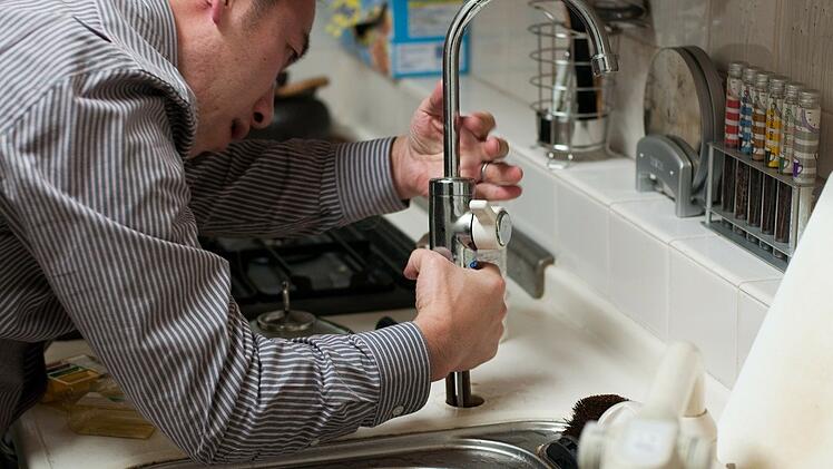 Auch während der Coronapandemie müssen Handwerker*innen ins Haus kommen.