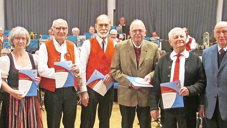 Vize-Präsident Mats Mages (l.) Otmar Lutz und Ex-Präsident Manfred Ach (v. r,) ehrten die langjährigen Orchestermitglieder mit der Ehrennadel und Urkunde (v. l.) Christine Schuster, Jutta Vierengel, Alfons Hermann, Jakob Euba, Hubert Möhring und H...