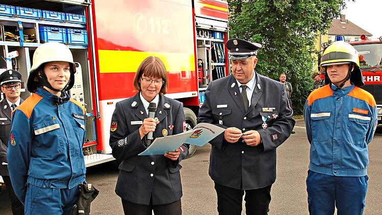 Die Vorsitzende des Kreisjugendfeuerwehrverbandes Nicole Bo&szlig;ecker (2. von links) zeichnete Sophia K&ouml;tke (links) und Jannik Heinold (FFW Rossach) mit der Ehrennadel des Kreisjugendfeuerwehrverbandes aus. Oliver Rupp (3. von links) bekam das Bayeris...