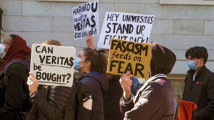 Harvard demonstriert: Der politische Druck auf die Universit&auml;t durch die Trump-Regierung w&auml;chst.