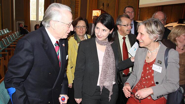 Katja Hessel (Mitte) im Gespräch mit Bürgermeister Peter Deeg (CSU) und Bezirksrätin Adelheid Zimmermann (FDP)-