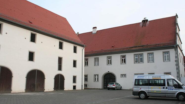 er Umbau der historischen Zehntscheune (links) mit Teilen des Rathauses ist laut Bürgermeister Zipfel "in trockenen Tüchern". Foto: Evi Seeger