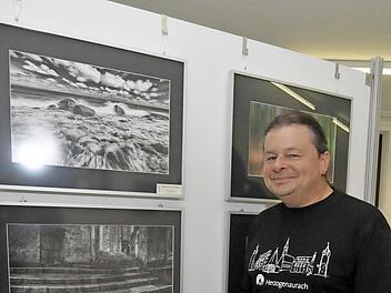 Jürgen Büttner ist stolz, dass seine Fotografien so gut ankommen.   Fotos: Roland Meister