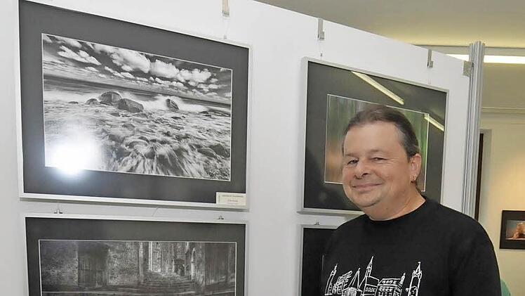 Jürgen Büttner ist stolz, dass seine Fotografien so gut ankommen.   Fotos: Roland Meister