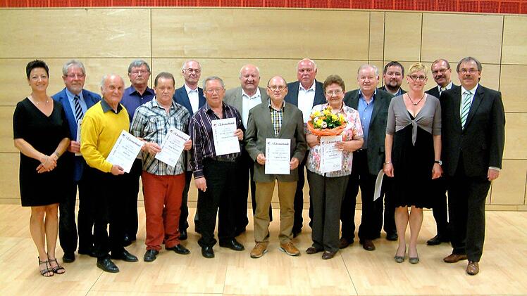 Vorsitzende Antonie Bergmann (links) sowie Bürgermeister Bernhard Ruß, Diakon Bernhard Trunk, 2. Vorsitzende Karin Albert und Pfarrer Michael Erhart (alle von rechts) beglückwünschten diese Mitglieder zu 55 Jahre Mitgliedscdhaft zum RV Adler Sand.Es sind dies weiter von links: Gerhard Zösch, Rudi Ruß, Gerold Beuerlein, Heinz Beuerlein, Alfred Krines, Alfons Beuerlein, Edgar Ruß, Ingbert Krines, Gerd Mahr, Erika Kraus (wurde für 60 Jahre Mitgliedschaft geehrt), und Adelbert Hofmann
