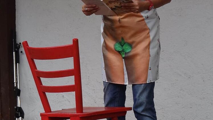 In ihrem Programm "Zwischen Sex und 60" überzeugte die Münchner Angelika Beier in vielen Facetten. Eingeheizt hat sie mit ihrer Forever-Young-Schürze.