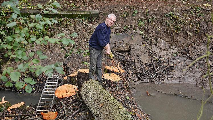 Der Dammbau eines Bibers hat bei Großbardorf für erheblichen Ärger gesorgt. Nach Meinung des Grundstückseigentümers Michael Mauer (Hollstadt) entstand ein Schaden von rund 10.000 Euro. Fotos: Friedrich