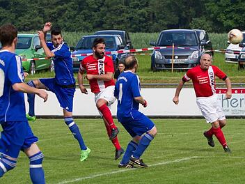SV Buchbach - FSV Ziegelerden: Gegen den dreifachen Ziegelerden Torsch&uuml;tzen Kevin van B&uuml;rck (blaues Trikot) kommt Ferdi Karatas mit dem Kopf an den Ball, verzieht aber. Foto: Heinrich Wei&szlig;