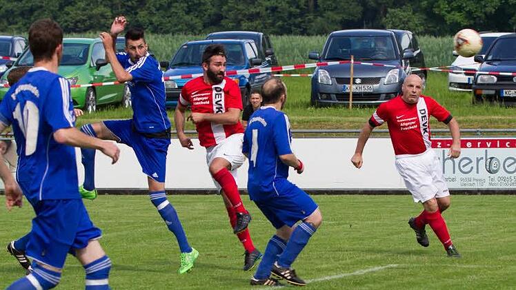 SV Buchbach - FSV Ziegelerden: Gegen den dreifachen Ziegelerden Torsch&uuml;tzen Kevin van B&uuml;rck (blaues Trikot) kommt Ferdi Karatas mit dem Kopf an den Ball, verzieht aber. Foto: Heinrich Wei&szlig;