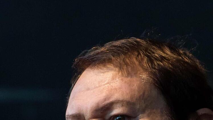 Wie Hans-Jürgen Buchner und seine Band Haindling ihr Konzert beim Tambacher Sommer zum ebenso gelungenen wie nachdenklich stimmenden Abend werden lassen.