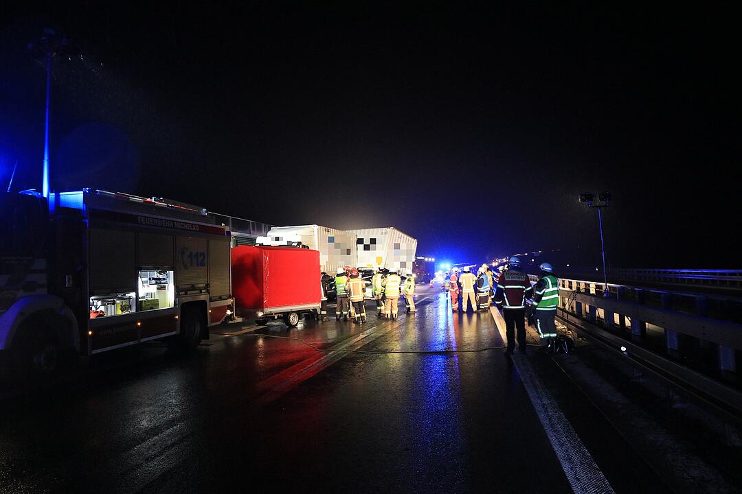 Lkw kommt auf A73 ins Schleudern - Anhänger stellt sich quer
