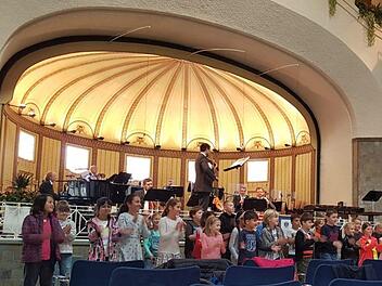 Während ihres Besuchs wirkten die Schüler der Bad Kissinger Sinnberg-Grundschule beim Konzert der Staatsbad-Philharmonie mit. Ursula Hammer
