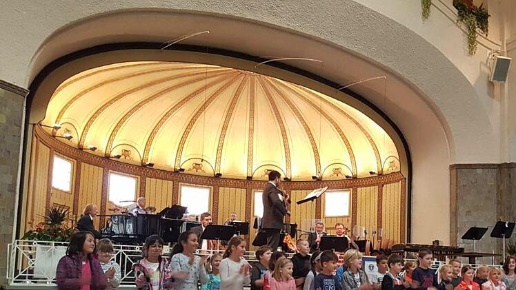 Während ihres Besuchs wirkten die Schüler der Bad Kissinger Sinnberg-Grundschule beim Konzert der Staatsbad-Philharmonie mit. Ursula Hammer
