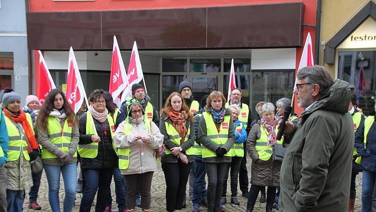 Etwa 40 Mitarbeiter der Stadtwerke versammelten sich am 2. November zum Warnstreik. Foto: Ulrike Müller