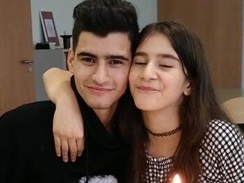 Hossein, hier mit seiner Schwester Parnian, soll in den Iran abgeschoben werden. Foto: privat