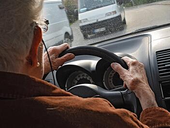 Eine 70-j&auml;hrige Autofahrerin ist in Bad Kissingen am Ostring in den Gegenverkehr geraten und frontal mit einer 28-J&auml;hrigen zusammengesto&szlig;en. Symbolbild: Felix K&auml;stle/dpa